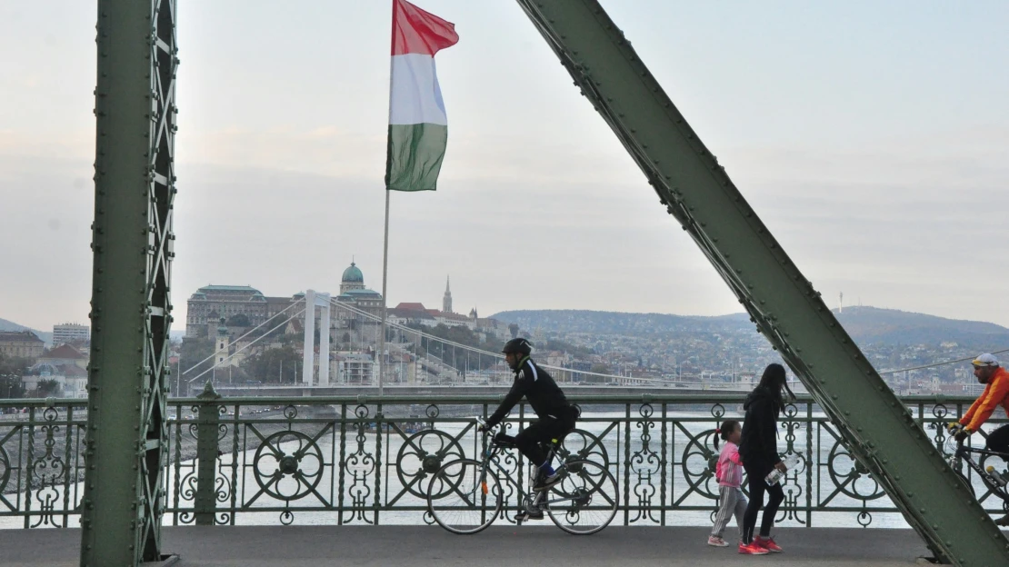 Největší vládní dluh ve střední Evropě. Agentura S&P zhoršila výhled ratingu Maďarska