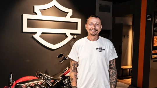 Kořeny Harley-Davidson vymírají. Potřebujeme mladé, říká šéf dealerství