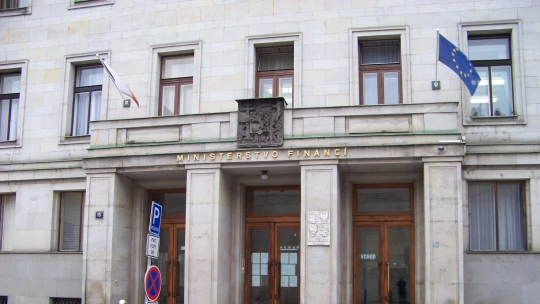 Stát za první pololetí vybral na daních 750 miliard. O&nbsp;osm procent méně než loni