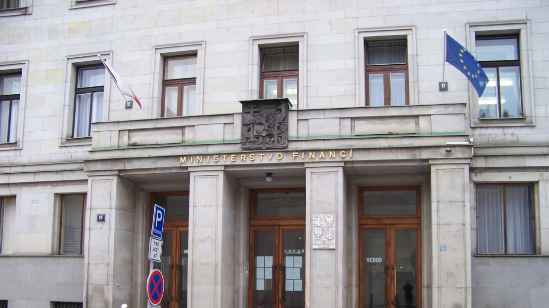 Státní rozpočet měl v&nbsp;březnu čtvrtý nejhlubší schodek od vzniku Česka. Loni byl deficit větší o patnáct miliard