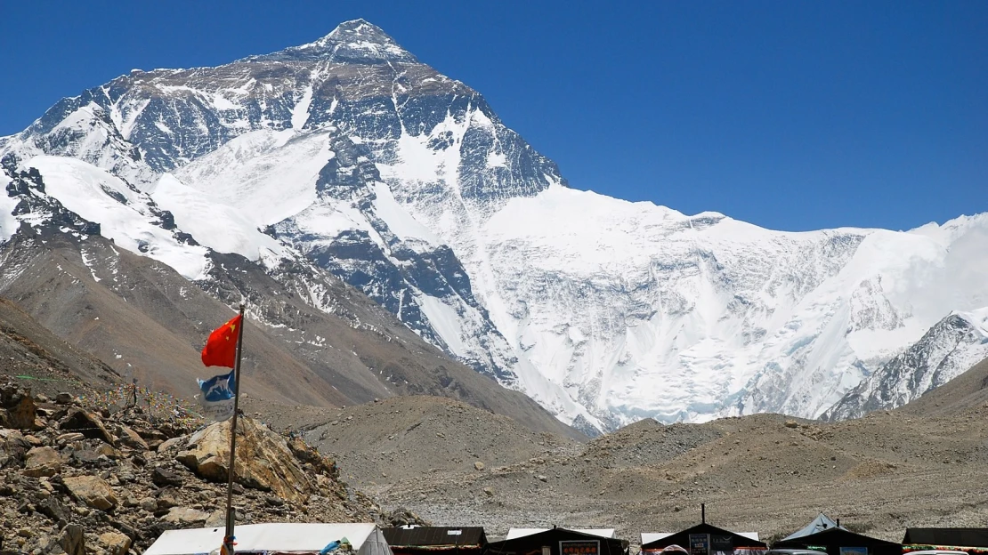 Mount Everest bez front? Nepál plánuje zpřísnit podmínky pro získání povolení