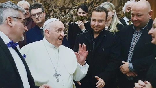 Úplně jsem zkoprněl, vzpomíná majitel sklárny na setkání s papežem Františkem