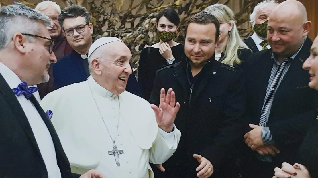 Úplně jsem zkoprněl, vzpomíná majitel sklárny na setkání s papežem Františkem
