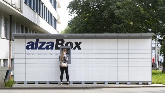Poslat balíček z Alzaboxu do Alzaboxu? Alza údajně vyzve na souboj Zásilkovnu