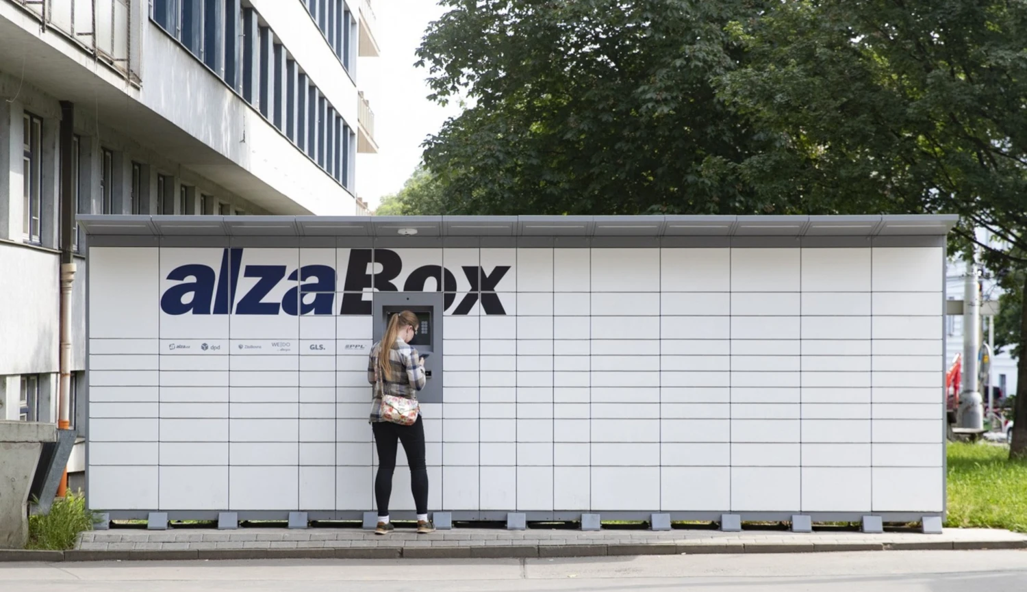 Poslat balíček z Alzaboxu do Alzaboxu? Alza údajně vyzve na souboj Zásilkovnu