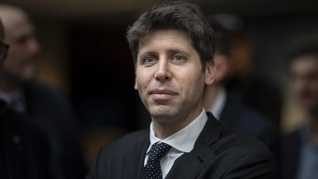 Sam Altman zakládá Merge Labs. Cílem jeho nového startupu je propojit lidský mozek s počítačem