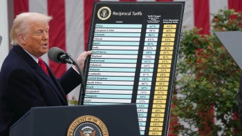 Clo sem, clo tam. Komu Trump odpouští a na koho zase uvaluje poplatky za dovoz?