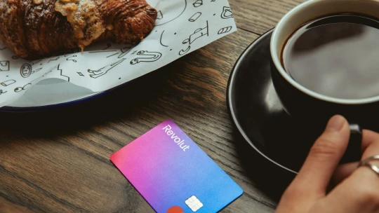 Rekordní rok pro Revolut. Digitální banka loni vydělala téměř miliardu eur