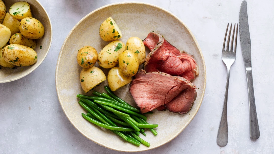 Bylinkový roastbeef. Zazáří na slavnostním obědě, oslavě Velikonoc i jen tak