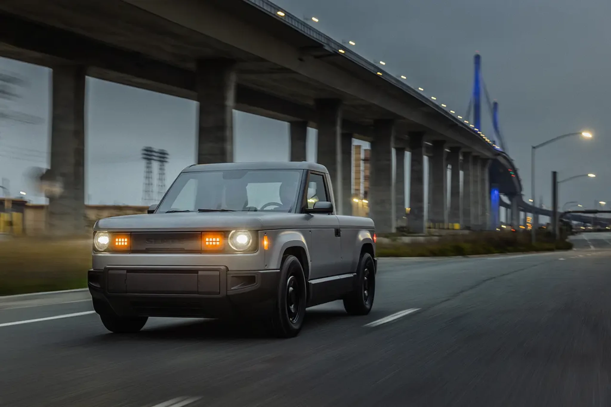 Elektrický pickup za půl milionu? Startup, který podpořil i Bezos, chce otřást trhem