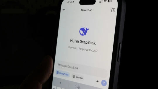 Šlape Čína OpenAI na paty? DeepSeek vydal vylepšený model logického uvažování