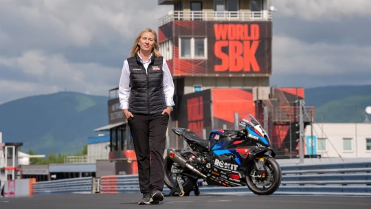 Když nebudu mít husí kůži, nastal čas skončit, říká promotérka závodů superbiků