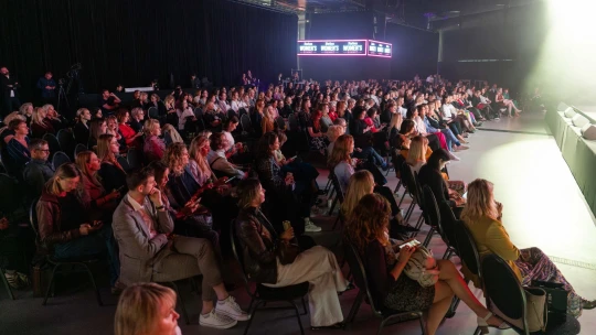 Stand-up jako terapie i&nbsp;46 let k&nbsp;rovnosti mezd. Co zaznělo na největším setkání žen?