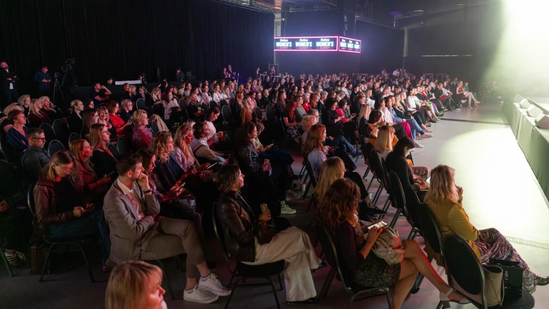 Stand-up jako terapie i&nbsp;46 let k&nbsp;rovnosti mezd. Co zaznělo na největším setkání žen?