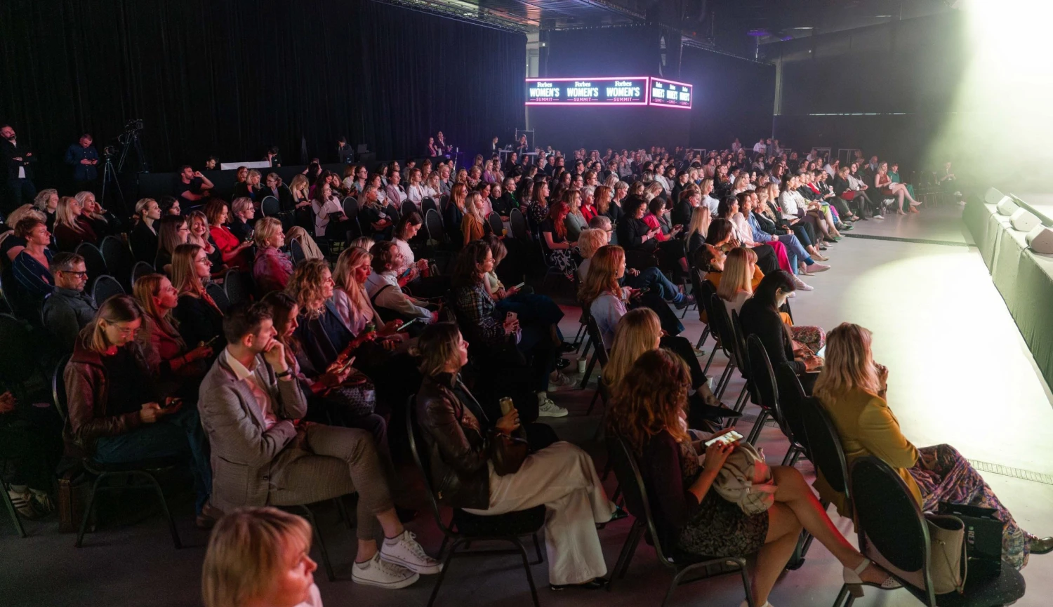 Stand-up jako terapie i 46 let k rovnosti mezd. Co zaznělo na největším setkání žen?