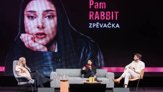 Poslouchejte jen sami sebe, přátelé, vzkázala zpěvačka Pam Rabbit