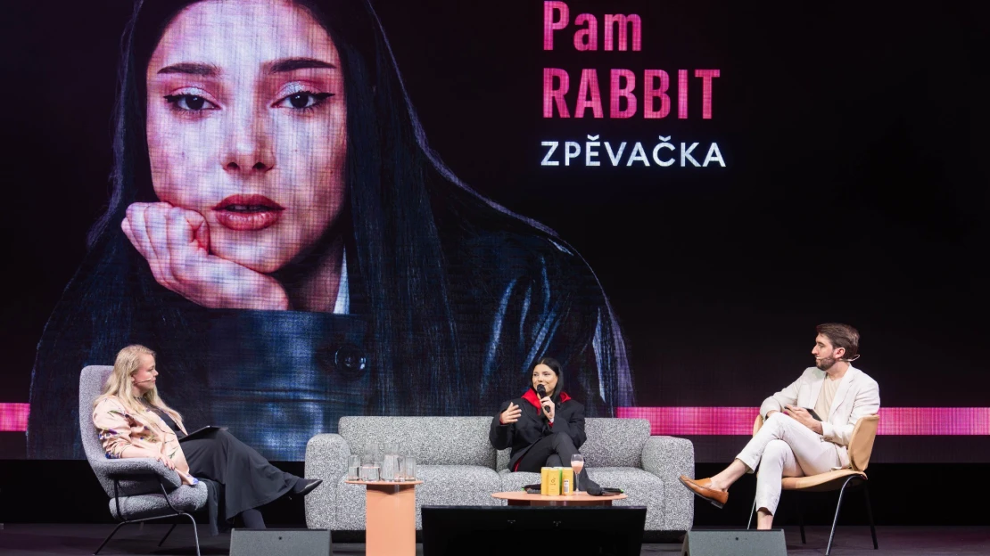 Poslouchejte jen sami sebe, přátelé, vzkázala zpěvačka Pam Rabbit