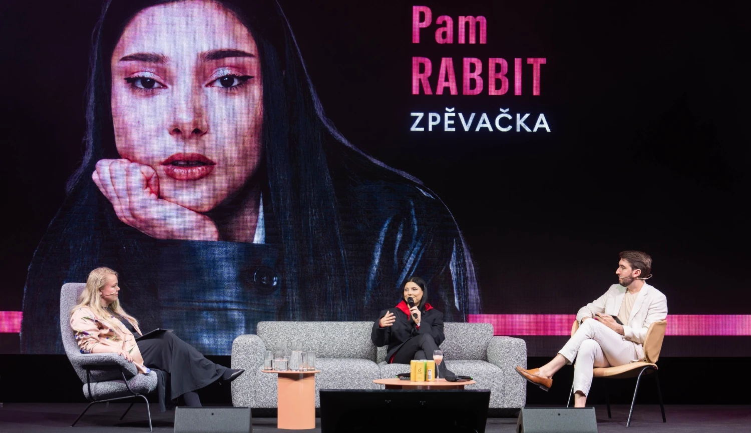 Poslouchejte jen sami sebe, přátelé, vzkázala zpěvačka Pam Rabbit