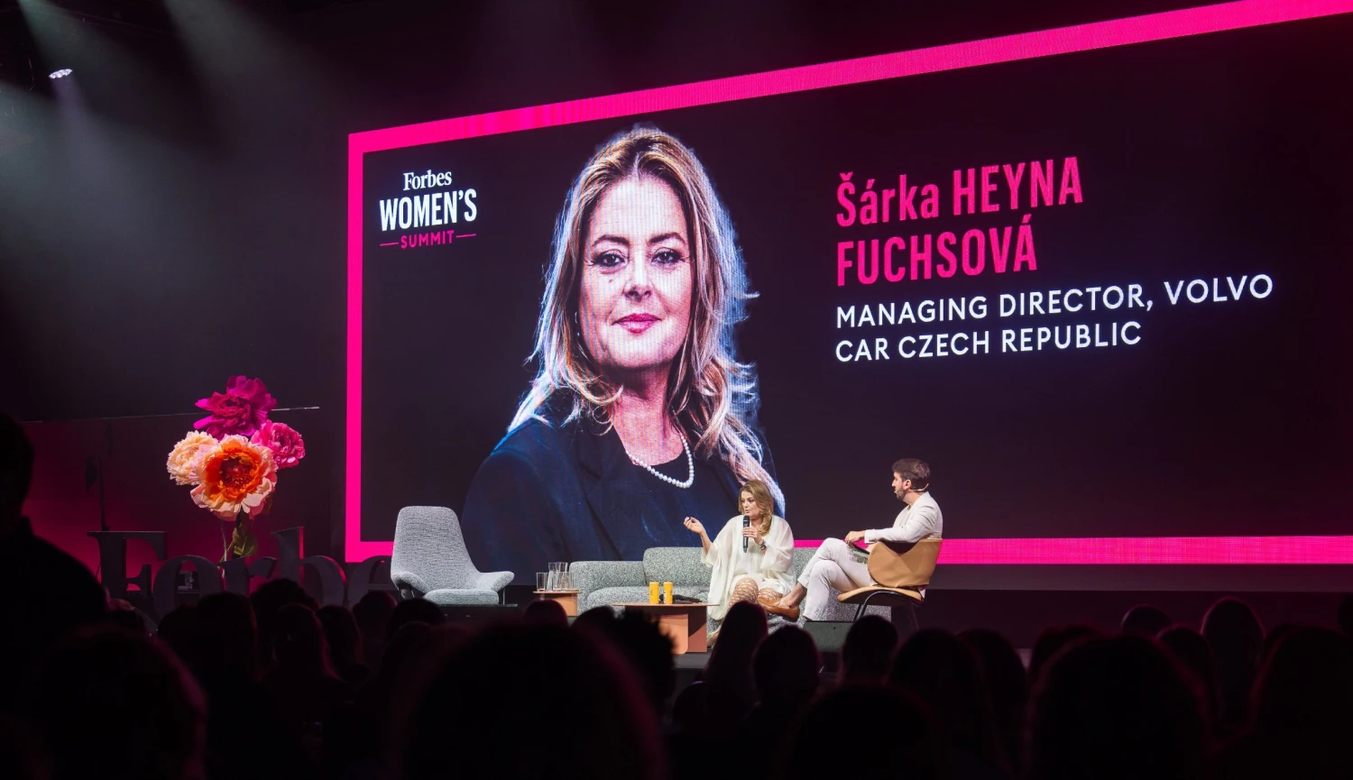Chcete uspět v mužském světě? Používejte holé věty, radí šéfka českého Volva