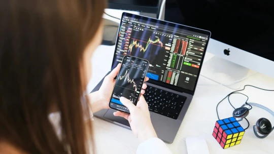 Firma eToro vstoupila na burzu. Investoři ji ocenili skoro na čtyři miliardy dolarů