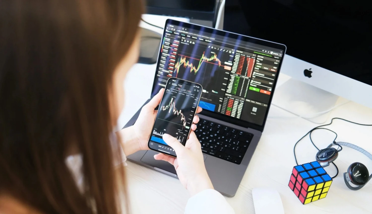 Firma eToro vstoupila na burzu. Investoři ji ocenili skoro na čtyři miliardy dolarů