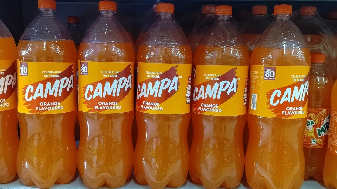 Limonáda za pět korun. Indická „Kofola“ dostala západní konkurenty pod tlak