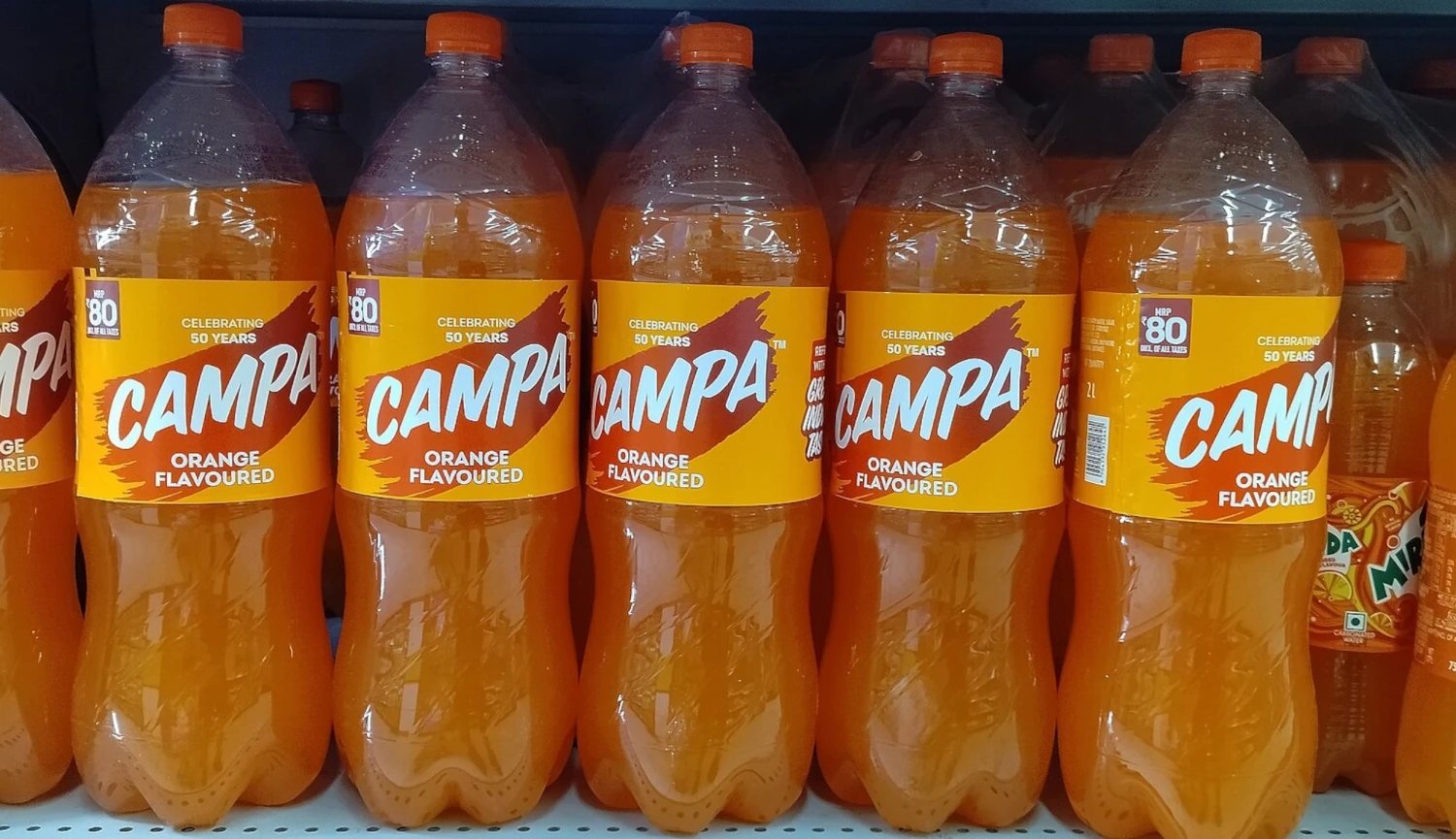 Limonáda za pět korun. Indická „Kofola“ dostala západní konkurenty pod tlak