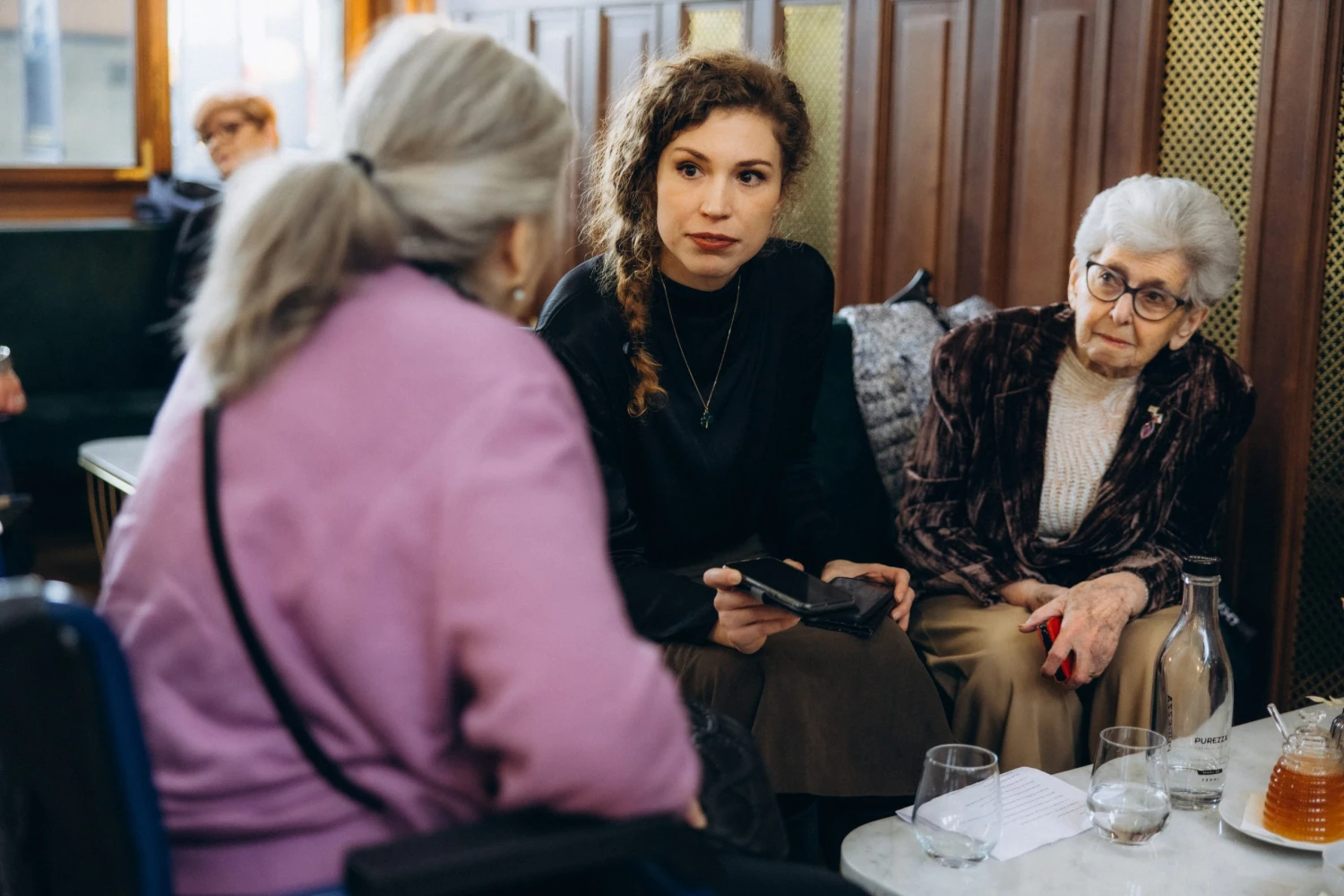 Vlevo Zuzana Marešová, uprostřed redaktorka Julie Mahlerová, vpravo lady Milena Grenfell-Baines