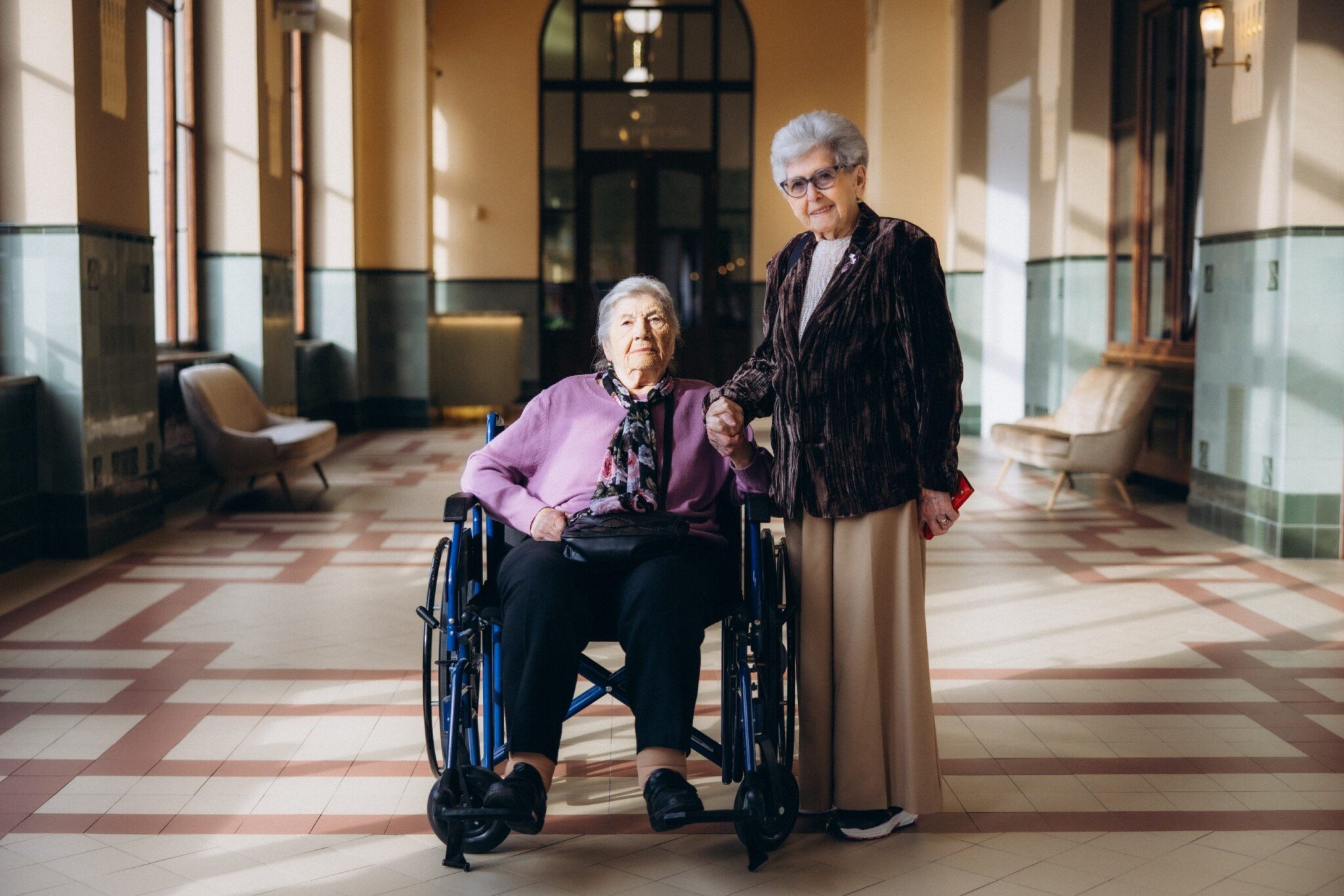 Vlevo Zuzana Marešová, vpravo lady Milena Grenfell-Baines