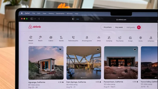 Zpět do čísel před covidem? Airbnb roste, nová pravidla můžou spadnout pod stůl