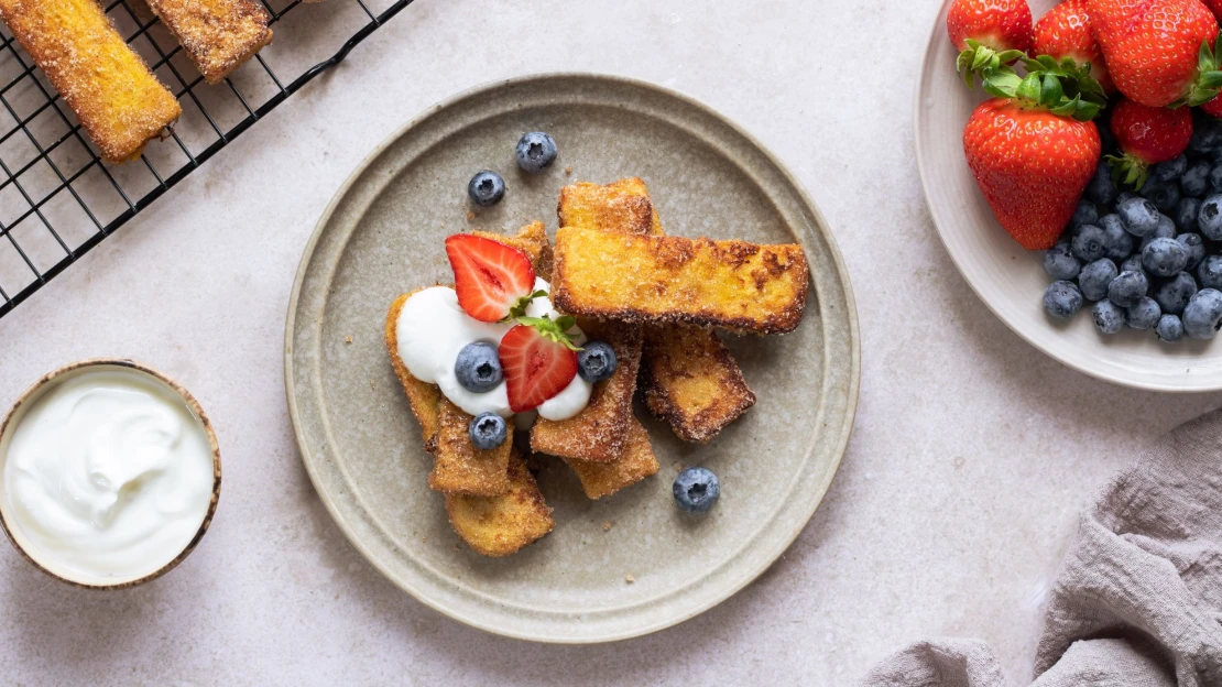 French toast pro silné povahy. U&nbsp;těchto skořicových tyčinek totiž neexistuje „rozumné množství“
