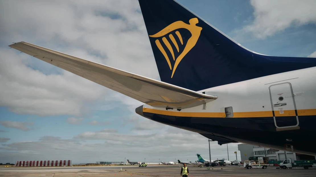 Přepravil o&nbsp;šestnáct milionů lidí více, vydělal o&nbsp;šestnáct procent méně. Ryanairu uškodilo snížení cen letenek