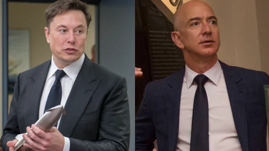 Vesmírný závod miliardářů v číslech. Bezos se snaží dohnat Muska, ten mu už uletěl