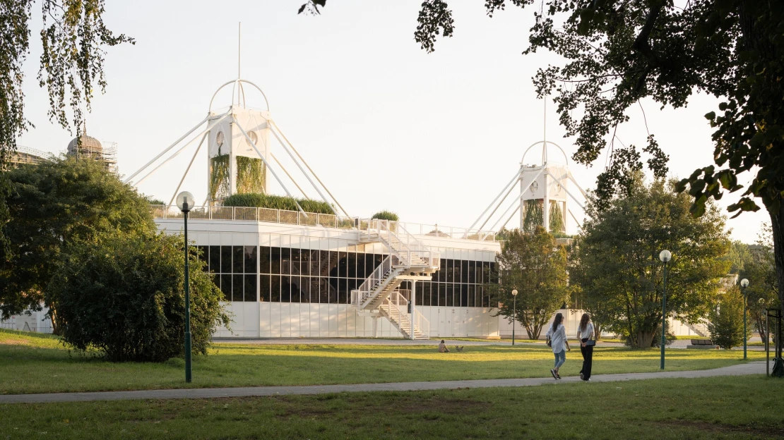Jedinečná oáza. Zelené střechy Křižíkových pavilonů poslouží na běhání i kávu