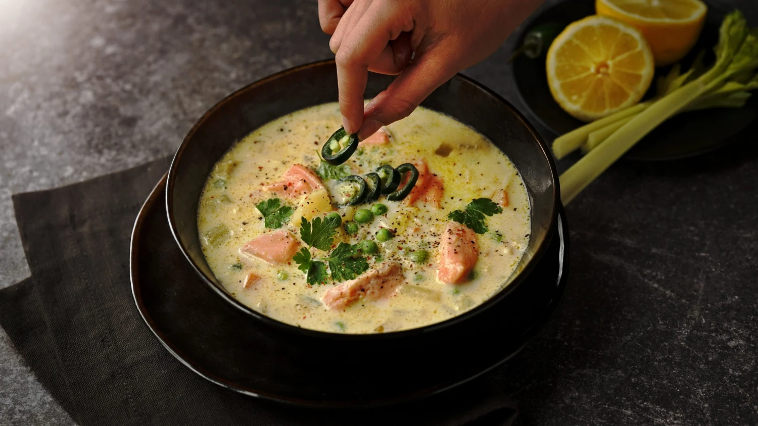 Jemný losos & pikantní jalapeño. Uvařte si chowder plný zeleniny i kontrastů