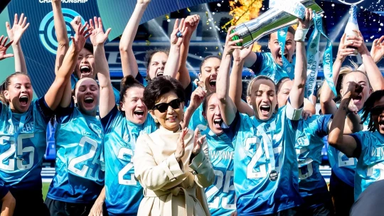 Nevěděla, kdo je Messi, teď zvedá celý sport. Kdo je královna ženského fotbalu?