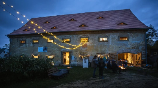 Ze skladu obilí místo pro kulturu a umění. Dva nadšenci zachránili Sýpku Lemberk