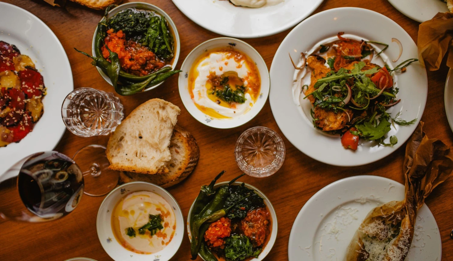 Óda na sdílení. V Praze se otevírá středomořská restaurace Seven North