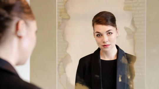 Síla ženské identity v&nbsp;secesní vile. Kateřina Handlová vypráví skrz své sklářské umění