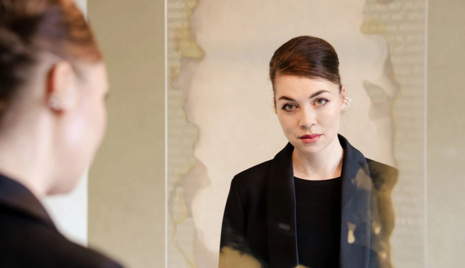 Síla ženské identity v secesní vile. Kateřina Handlová vypráví skrz své sklářské umění