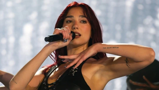 Světová dominance? Dua Lipa k&nbsp;ní v&nbsp;Praze ukázala zkratku