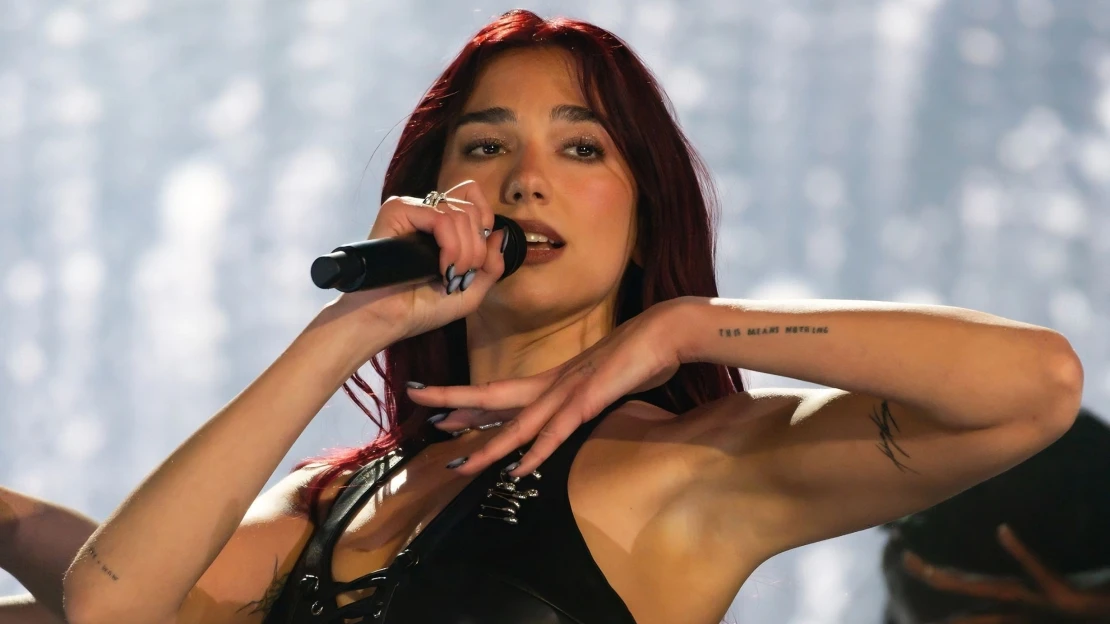 Světová dominance? Dua Lipa k&nbsp;ní v&nbsp;Praze ukázala zkratku