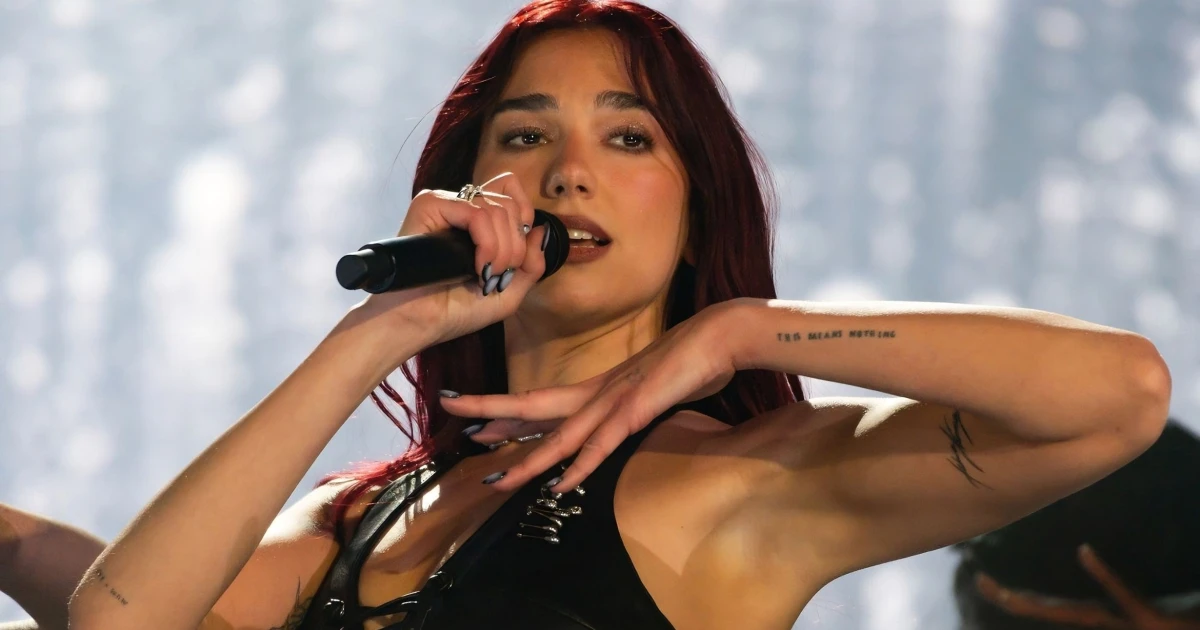Dua Lipa žaluje Samsung o patnáct milionů dolarů. Údajně použil její fotku bez svolení