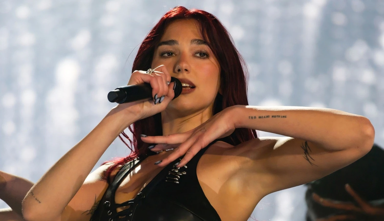 Světová dominance? Dua Lipa k ní v Praze ukázala zkratku