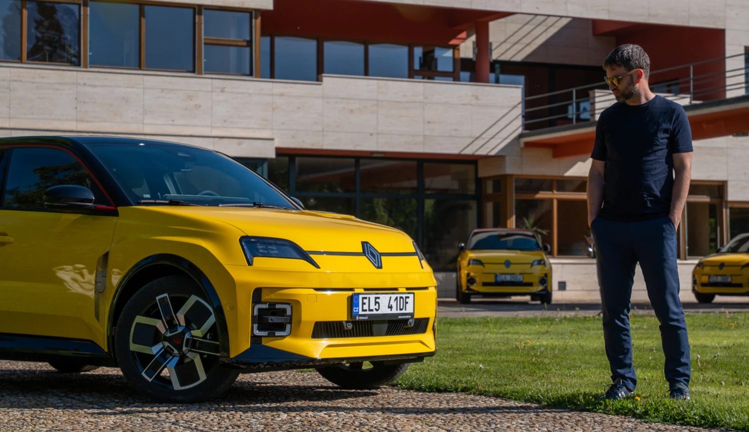 S bagetou na zteč! Stylovější elektromobil než Renault 5 dnes do města nekoupíte