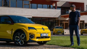 S bagetou na zteč! Stylovější elektromobil než Renault 5 dnes do města nekoupíte