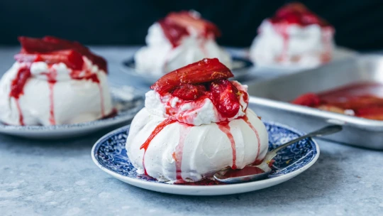 Sněhový základ & kyselý twist. Mini Pavlova s rebarborou