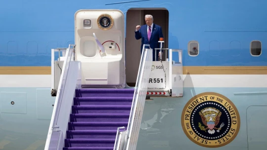 Trump poprvé, podruhé, potřetí! Americký prezident jako trhovec i předmět aukce