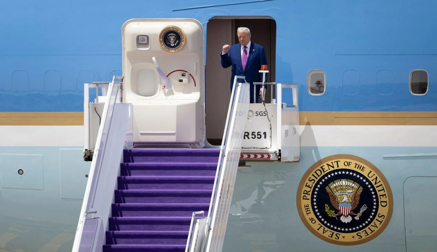 Trump poprvé, podruhé, potřetí! Americký prezident jako trhovec i předmět aukce
