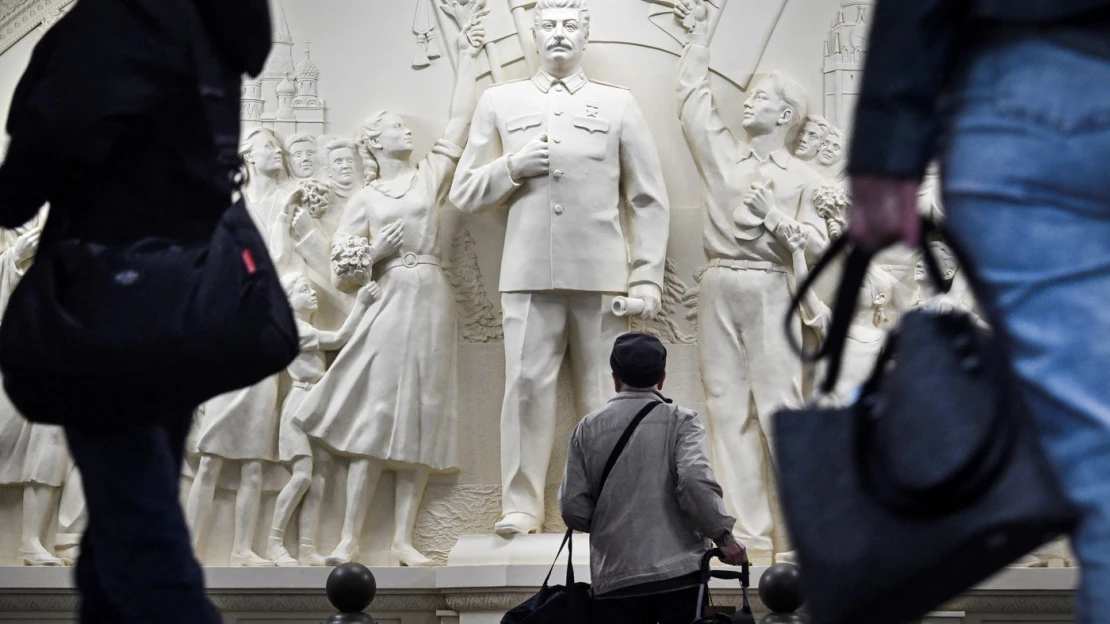 Ranní výběr: Stalin se vrací a&nbsp;Turci chystají bič na neposlušné cestující